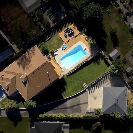 Luxurious 5 Bedroom House With Pool & Sauna Уест Келоуна Екстериор снимка