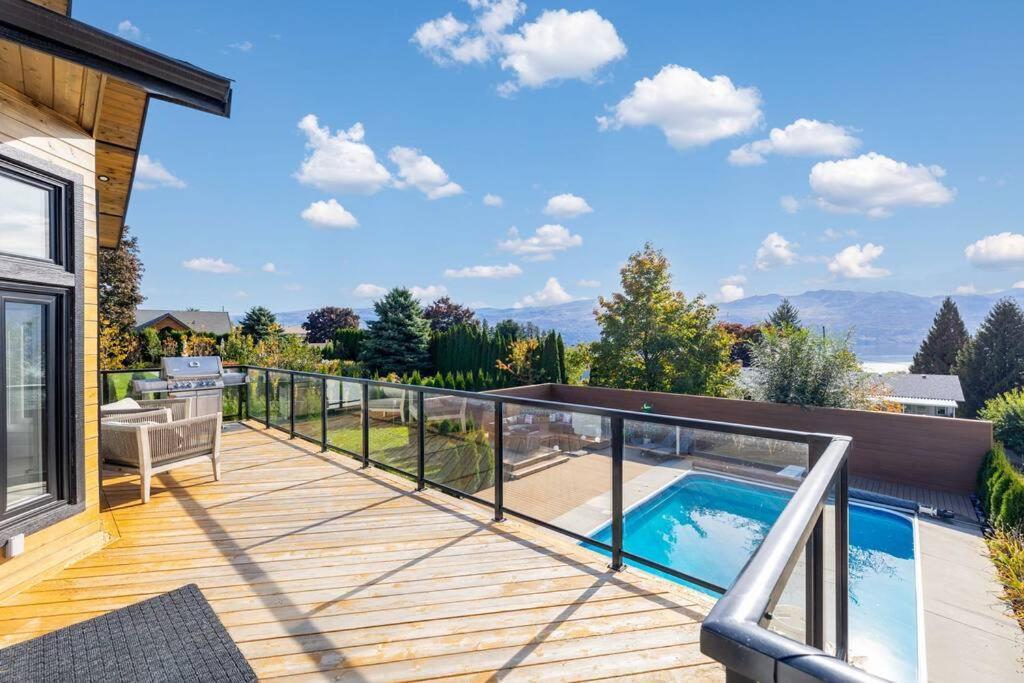 Luxurious 5 Bedroom House With Pool & Sauna Уест Келоуна Екстериор снимка