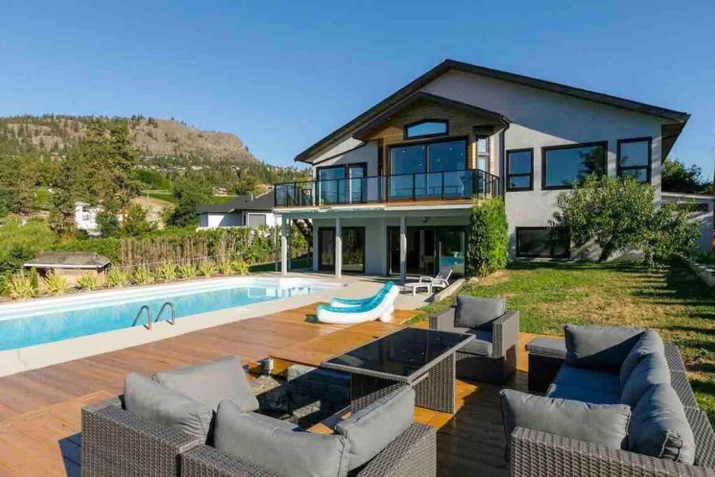 Luxurious 5 Bedroom House With Pool & Sauna Уест Келоуна Екстериор снимка