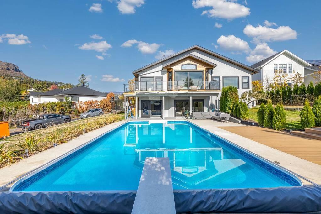 Luxurious 5 Bedroom House With Pool & Sauna Уест Келоуна Екстериор снимка