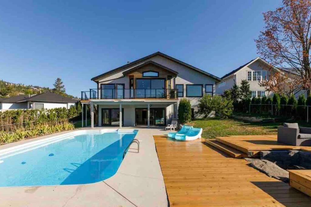 Luxurious 5 Bedroom House With Pool & Sauna Уест Келоуна Екстериор снимка