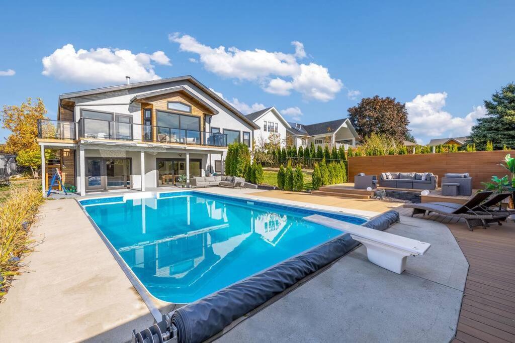 Luxurious 5 Bedroom House With Pool & Sauna Уест Келоуна Екстериор снимка