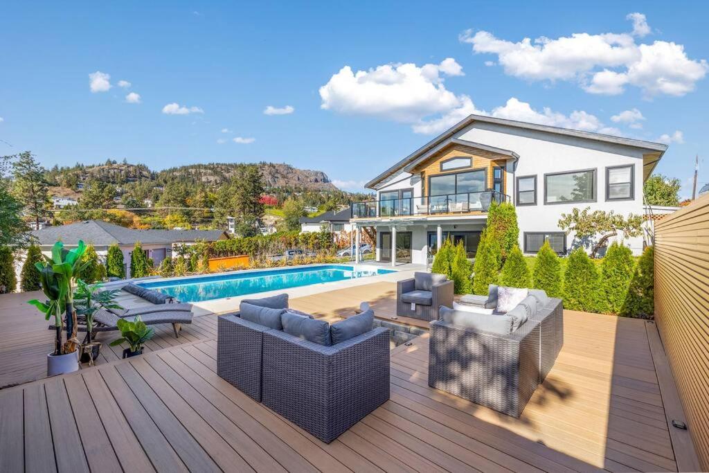 Luxurious 5 Bedroom House With Pool & Sauna Уест Келоуна Екстериор снимка